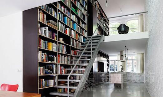楼梯边侧的空间也被越来越多的利用在书房装修中。